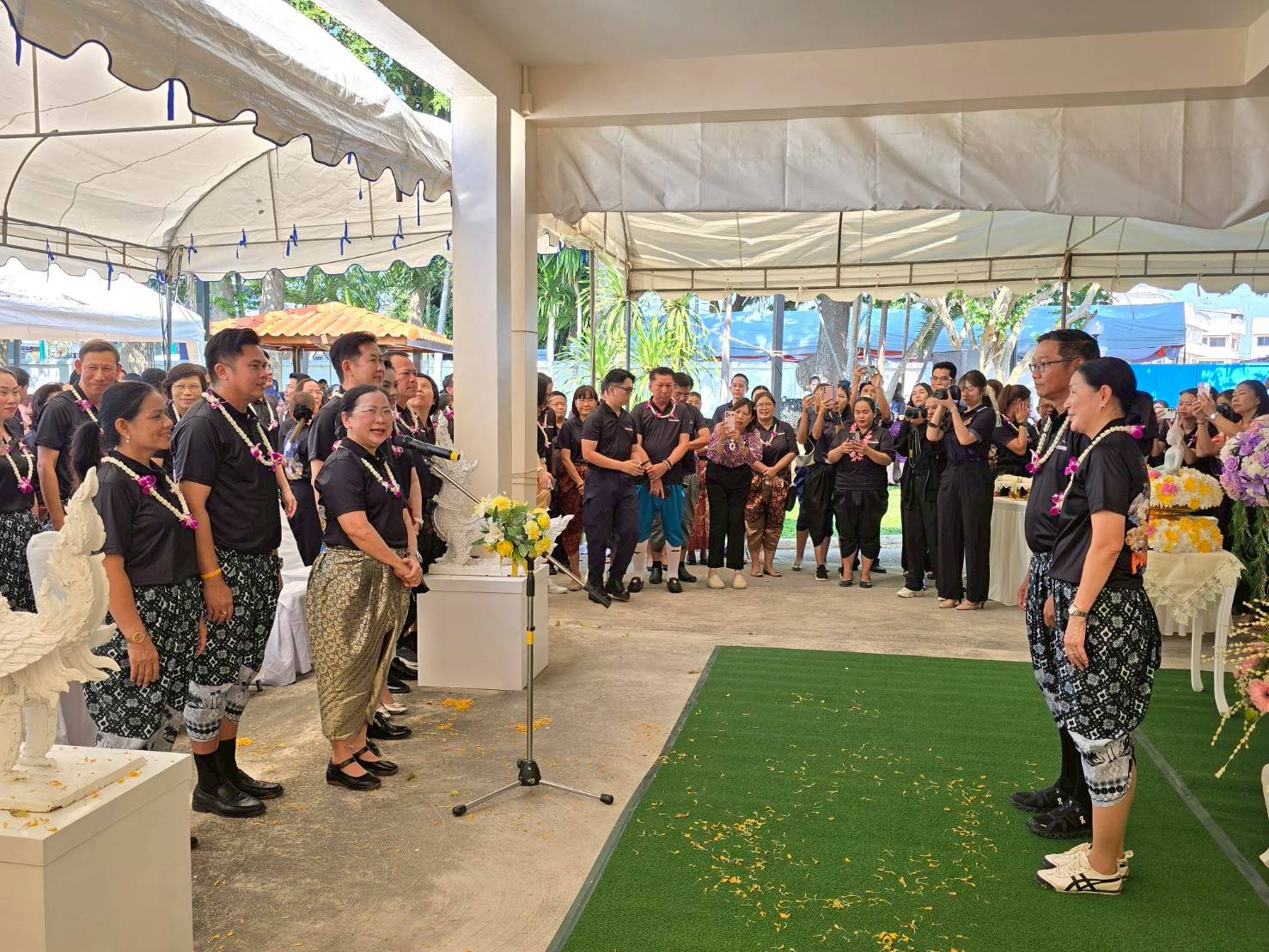 title - ปฏิรูปที่ดินจังหวัดเพชรบุรี พร้อมด้วยเจ้าหน้าที่ ส.ป.ก.เพชรบุรี ร่วมพิธีรดน้ำขอพรผู้บริหารจังหวัด เพื่อเสริมความเป็นสิริมงคลเนื่องในโอกาสต้อนรับปีใหม่ไทย 2569 และเพื่ออนุรักษ์และสืบสานประเพณีสงกรานต์อันดีงามของไทย